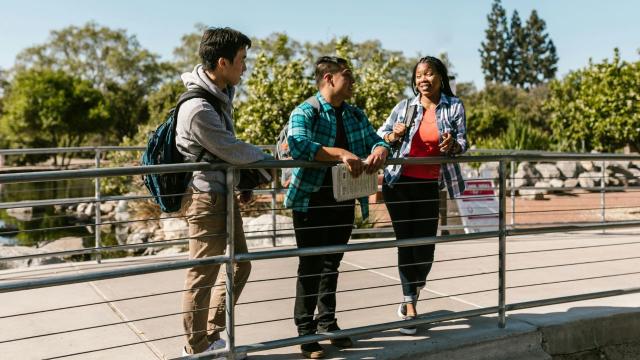 Menyiapkan Mahasiswa Menghadapi Dunia Kerja Melalui Pendidikan Tinggi
