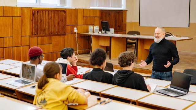 Gambar Artikel Membentuk Mahasiswa Unggul Melalui Pendidikan, Organisasi, Dan Kesejahteraan Kampus