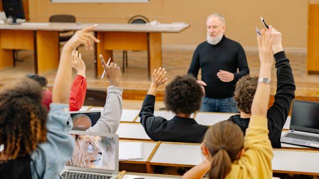 Menyiapkan Mahasiswa Indonesia Menghadapi Dunia Kerja Dan Kehidupan Sosial