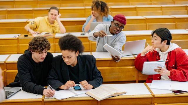 Peran Universitas Dalam Mendukung Keseimbangan Akademik Dan Kehidupan Mahasiswa