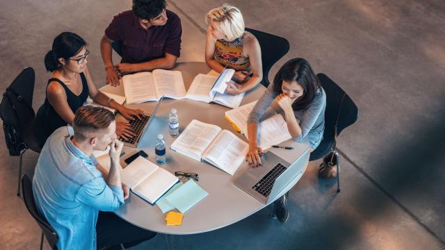 Gambar Artikel Mahasiswa Dan Peran Alumni Dalam Meningkatkan Kualitas Pendidikan Tinggi