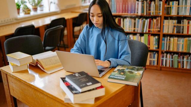 Gambar Artikel Kehidupan Mahasiswa: Mengatur Waktu Antara Tugas, Teman, Dan Kesehatan