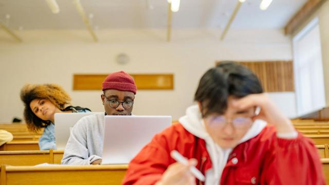 Mahasiswa Indonesia: Dinamika Akademik, Sosial, Dan Kesehatan Mental