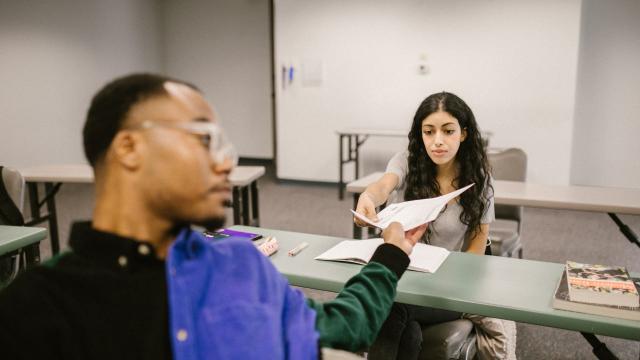 Mahasiswa Di Tengah Kesibukan: Strategi Bertahan Hidup Di Kampus