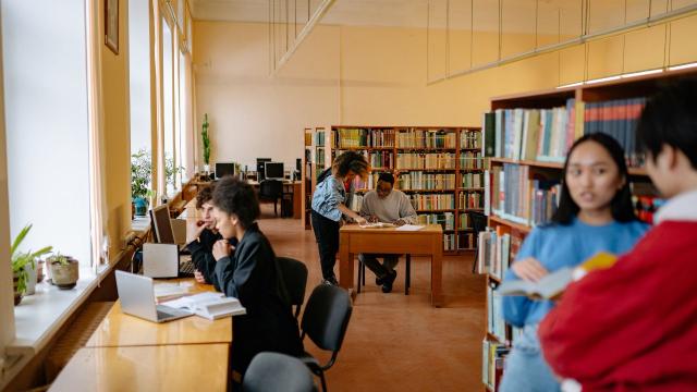 Mahasiswa Inspiratif: Menggabungkan Akademik, Kreativitas, Dan Empati