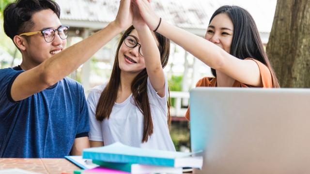 Gambar Artikel Mahasiswa Indonesia: Menyeimbangkan Akademik, Sosial, Dan Kesehatan Di Era Modern