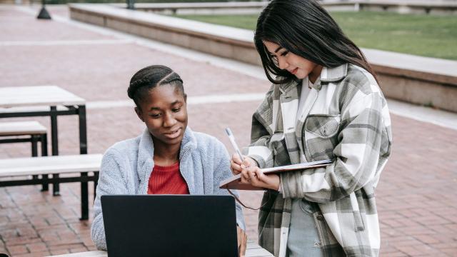 Gambar Artikel Menyusun Langkah Di Dunia Akademik: Strategi Mahasiswa Bertahan Dan Berkembang