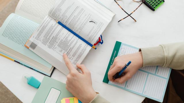 Gambar Artikel Membentuk Mahasiswa Berkualitas: Integrasi Kurikulum, Organisasi, Dan Pendidikan Karakter Di Universitas