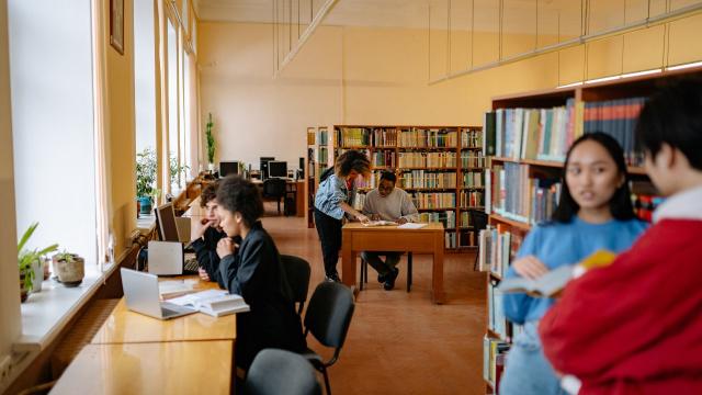 Gambar Artikel Harmoni Kehidupan Mahasiswa: Mengelola Akademik, Pergaulan, Dan Kesehatan Di Perguruan Tinggi