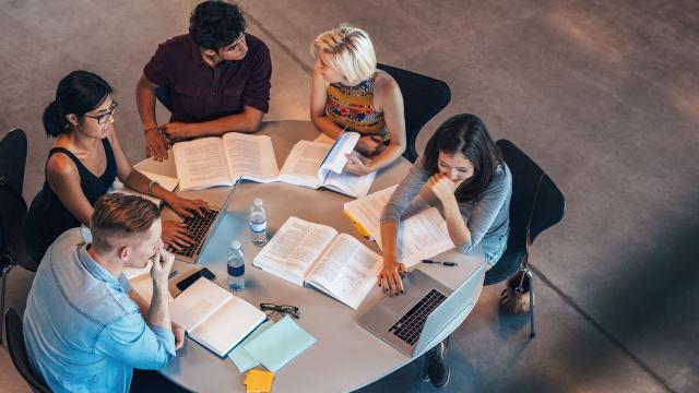 Gambar Artikel Menjadi Mahasiswa Tangguh: Mengelola Akademik, Organisasi, Dan Kesehatan Secara Seimbang