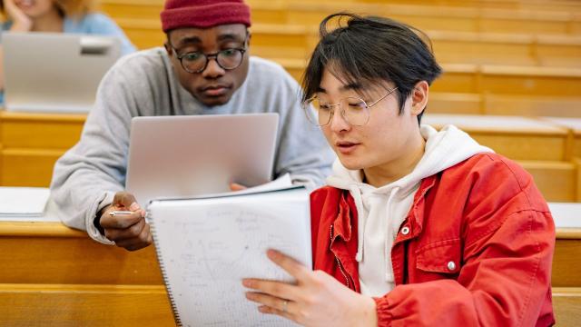 Gambar Artikel Dari Ruang Kuliah Ke Ruang Sosial: Transformasi Mahasiswa Dalam Lingkungan Universitas