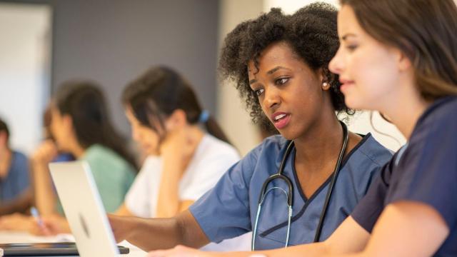 Gambar Artikel Merancang Masa Depan Di Bangku Kuliah: Peran Universitas Dalam Membentuk Mahasiswa Holistik