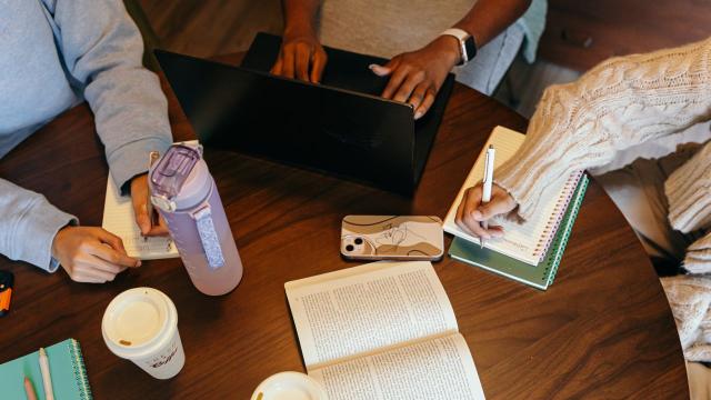 Gambar Artikel Mahasiswa Perantau: Belajar Mandiri, Menjaga Kesehatan, Dan Membangun Jaringan Sosial