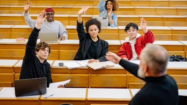 Mahasiswa Di Persimpangan Akademik Dan Realitas Sosial Kampus