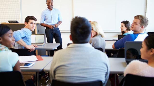 Gambar Artikel Mahasiswa Di Persimpangan Akademik Dan Realitas Dunia Kerja