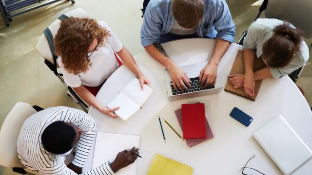 Mahasiswa Di Persimpangan Zaman: Antara Idealisme Akademik Dan Tuntutan Realitas Sosial