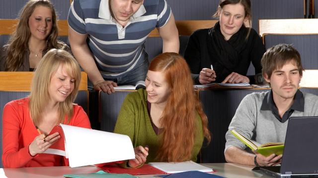 Gambar Artikel Mahasiswa Dan Keseimbangan Hidup: Antara Akademik, Prestasi, Dan Sosial