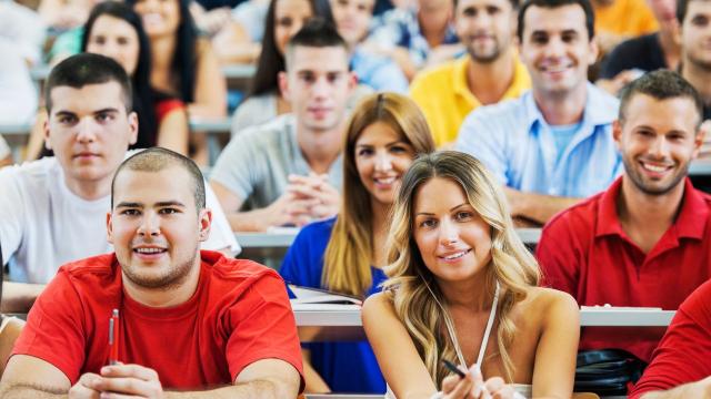 Gambar Artikel Kehidupan Mahasiswa: Menyeimbangkan Akademik, Prestasi, Dan Kesehatan Mental