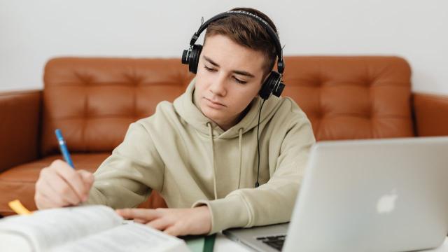 Gambar Artikel Kehidupan Mahasiswa Di Perguruan Tinggi: Membangun Akademik, Karakter, Dan Kesehatan Secara Seimbang