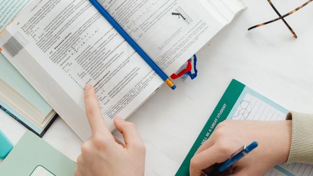 Gambar Artikel Mahasiswa Dan Keseimbangan Kehidupan Kampus: Tantangan Akademik Dan Sosial