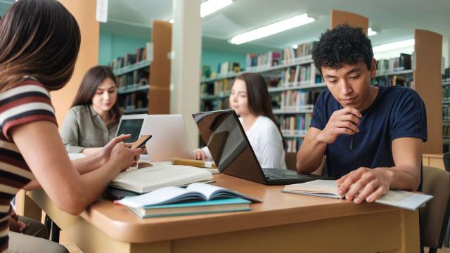 Mahasiswa Dan Tantangan Pendidikan Tinggi Di Indonesia Pada Era Transformasi Sosial