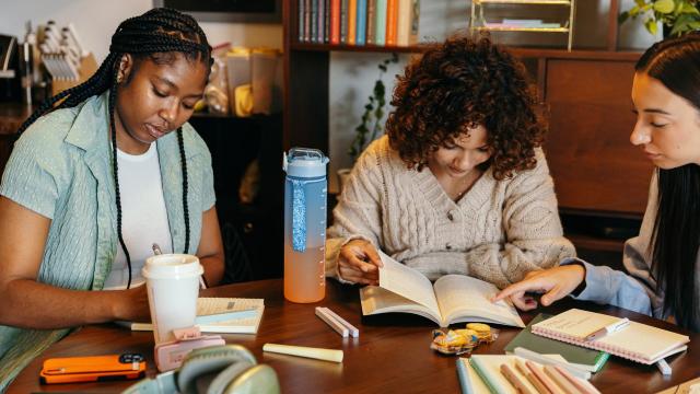 Gambar Artikel Mahasiswa Di Perguruan Tinggi Indonesia: Membangun Keseimbangan Akademik, Sosial, Dan Kesehatan