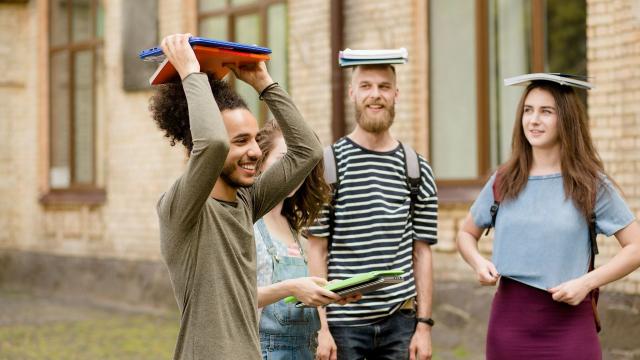 Menyeimbangkan Organisasi Dan Studi: Strategi Mahasiswa Menjaga Prestasi Dan Kesehatan