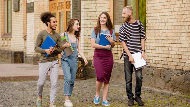 Mahasiswa Di Tengah Tekanan Prestasi: Menjaga Nilai Akademik, Relasi Sosial, Dan Kesehatan Mental