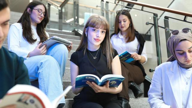 Gambar Artikel Mahasiswa Di Era Digital: Tantangan Akademik, Nilai Kehidupan, Dan Kesehatan Mental