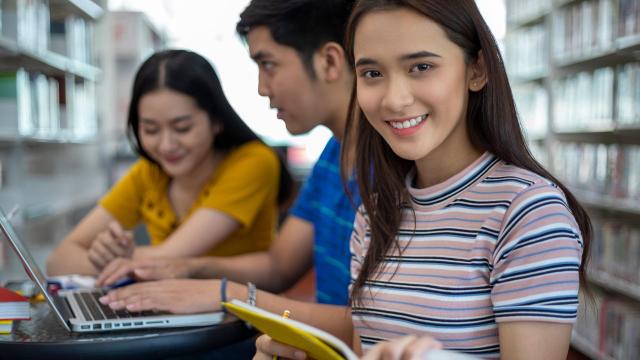 Gambar Artikel Di Antara Kelas Dan Jam Kerja: Realitas Mahasiswa Pekerja Di Indonesia