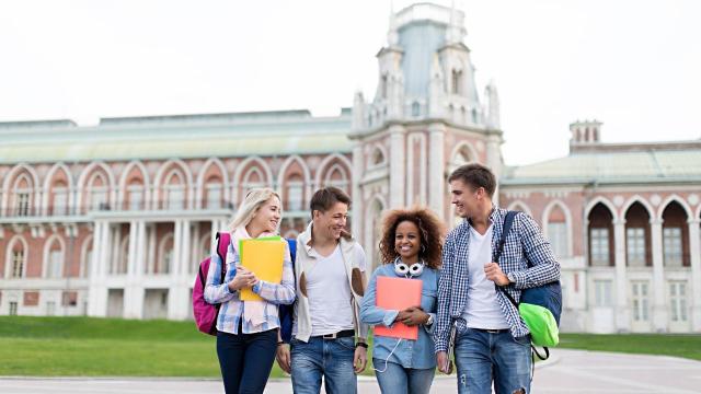 Gambar Artikel Tantangan Mahasiswa Di Tahun Pertama Kuliah Dan Proses Adaptasi