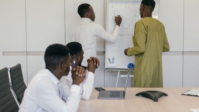 Peran Dosen Dalam Kehidupan Mahasiswa: Antara Pengajar, Pembimbing, Dan Teladan