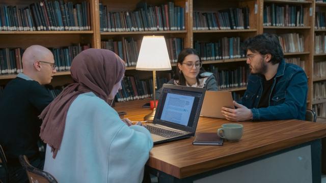 Peran Dosen Dalam Kehidupan Mahasiswa: Pembimbing Akademik Dan Teladan Karakter