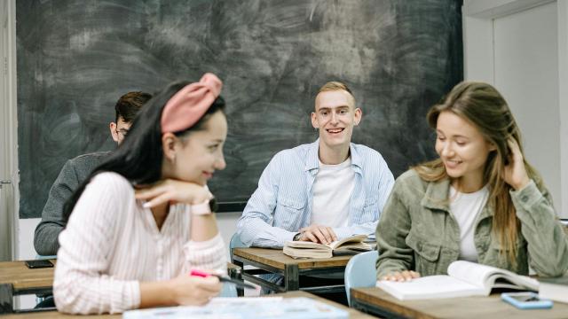 Gambar Artikel Tekanan Akademik Dan Kesehatan Mental Mahasiswa Di Era Kompetisi