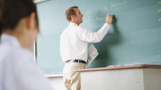 Gambar Artikel Menjalani Masa Kuliah Di Indonesia: Proses Belajar Akademik Dan Kehidupan Sosial Mahasiswa