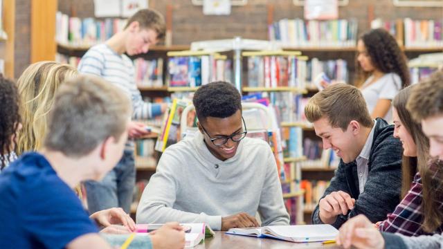 Gambar Artikel Mahasiswa Indonesia Dan Tantangan Menyeimbangkan Akademik, Sosial, Dan Kehidupan Pribadi