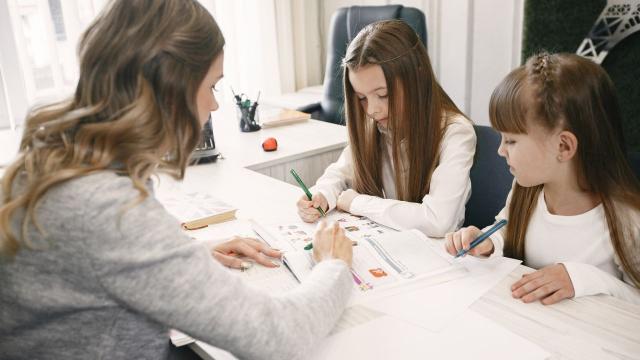 Kehidupan Mahasiswa Indonesia: Menyeimbangkan Studi, Relasi, Dan Kesehatan Diri