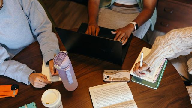 Gambar Artikel Kehidupan Mahasiswa Indonesia: Proses Belajar Di Dalam Dan Luar Ruang Kelas