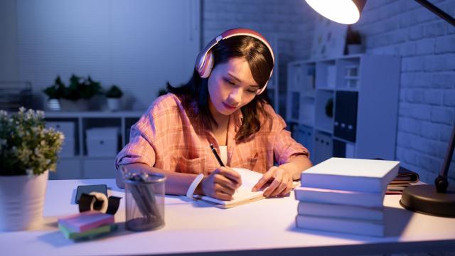 Gambar Artikel Kehidupan Mahasiswa Indonesia: Harmoni Antara Pendidikan, Sosial, Dan Kesehatan