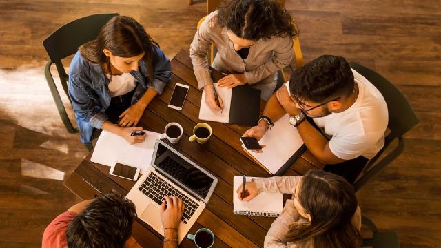 Gambar Artikel Kehidupan Mahasiswa Indonesia Di Tengah Tuntutan Prestasi Dan Adaptasi Sosial