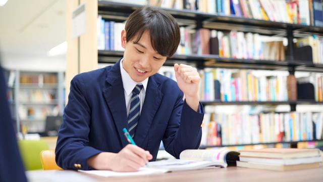 Peran Perguruan Tinggi Dalam Mempersiapkan Mahasiswa Menghadapi Dunia Kerja