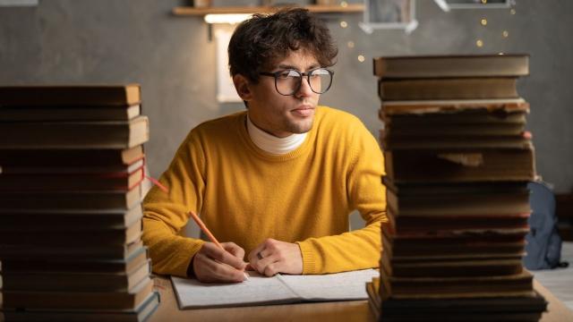 Gambar Artikel Mahasiswa Dan Budaya Literasi: Membentuk Generasi Cerdas Dan KritIs