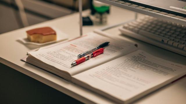 Gambar Artikel Mahasiswa Dan Tantangan Kemandirian Finansial: Belajar Mengelola Uang Sejak Bangku Kuliah