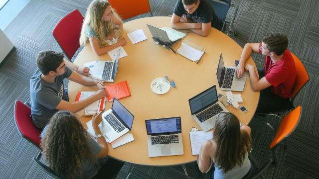 Gambar Artikel Mahasiswa Dan Peran Lingkungan Kreatif Dalam Pengembangan Potensi Diri