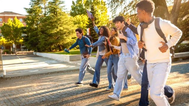 Gambar Artikel Realitas Kehidupan Mahasiswa Di Indonesia: Menjalani Kuliah Di Tengah Tuntutan Akademik Dan Sosial