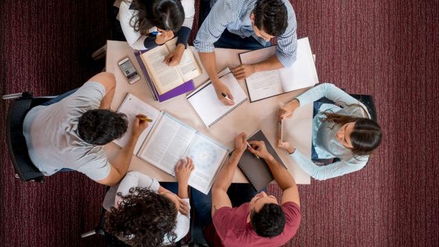 Mahasiswa Semester Awal: Proses Penyesuaian Dan Pembentukan Identitas Akademik