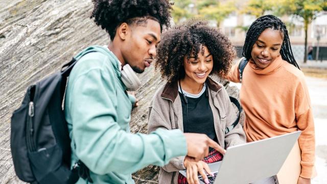 Gambar Artikel Mahasiswa Dan Peran Sosial Di Lingkungan Sekitar: Kontribusi Nyata Bagi Masyarakat