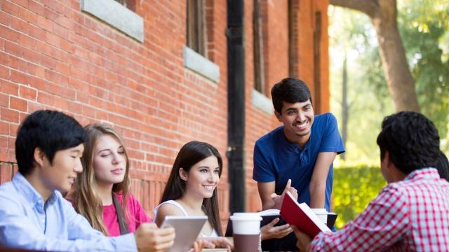 Mahasiswa Dan Literasi Digital: Keterampilan Penting Di Era Informasi