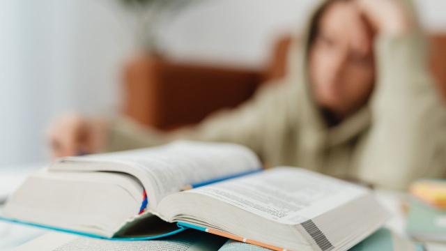 Mahasiswa Indonesia Dan Literasi Akademik: Membangun Budaya Membaca, Menulis, Dan Berpikir Kritis