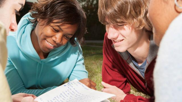 Gambar Artikel Mahasiswa Indonesia Dalam Lingkungan Kampus Yang Multidimensi